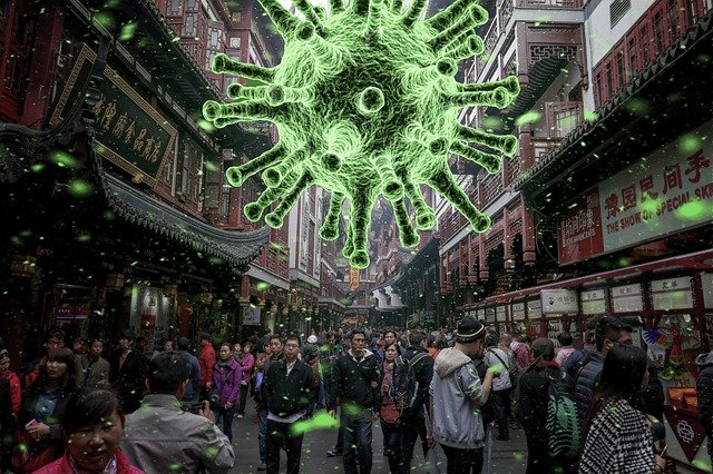 Menschen, die mit einem grünen Coronavirus eine Straße entlanggehen.
