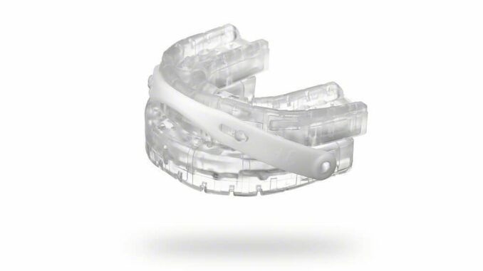 Ein durchsichtiger Mundschutz aus Kunststoff auf weißem Hintergrund, der das Schnarchen stoppen soll.