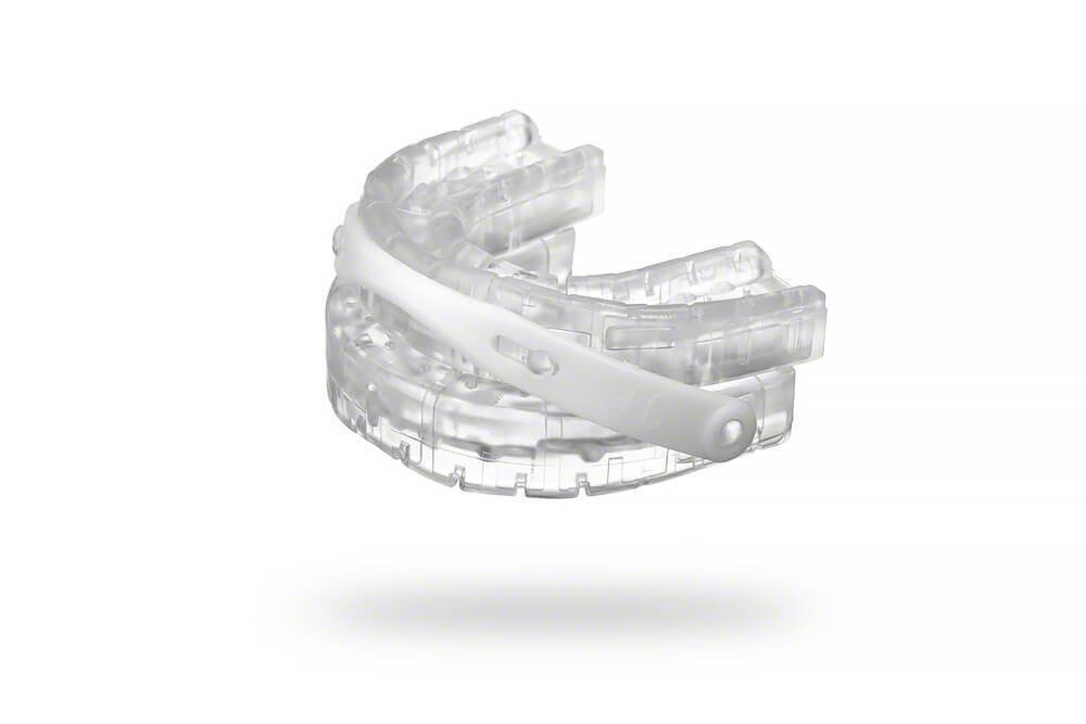 Ein durchsichtiger Mundschutz aus Kunststoff auf weißem Hintergrund, der das Schnarchen stoppen soll.