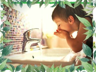 criança menino bebe água da torneira