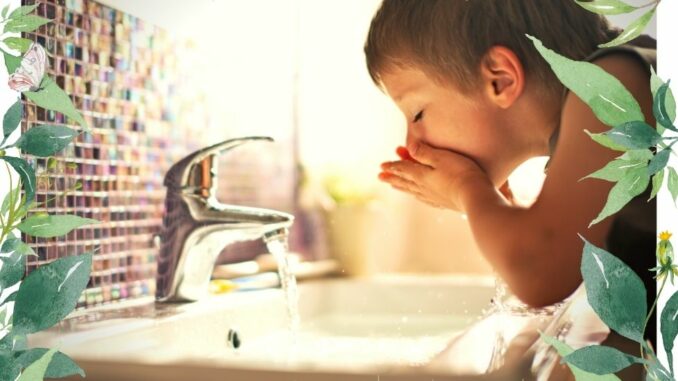 kind junge trinkt leitungswasser