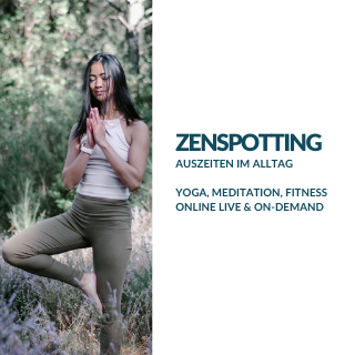 eine person praktiziert yoga im freien auf einem bein die hände zusammen umgeben von natur der text lautet: „zenspotting auszeiten im alltag yoga meditation fitness online live und auf abruf